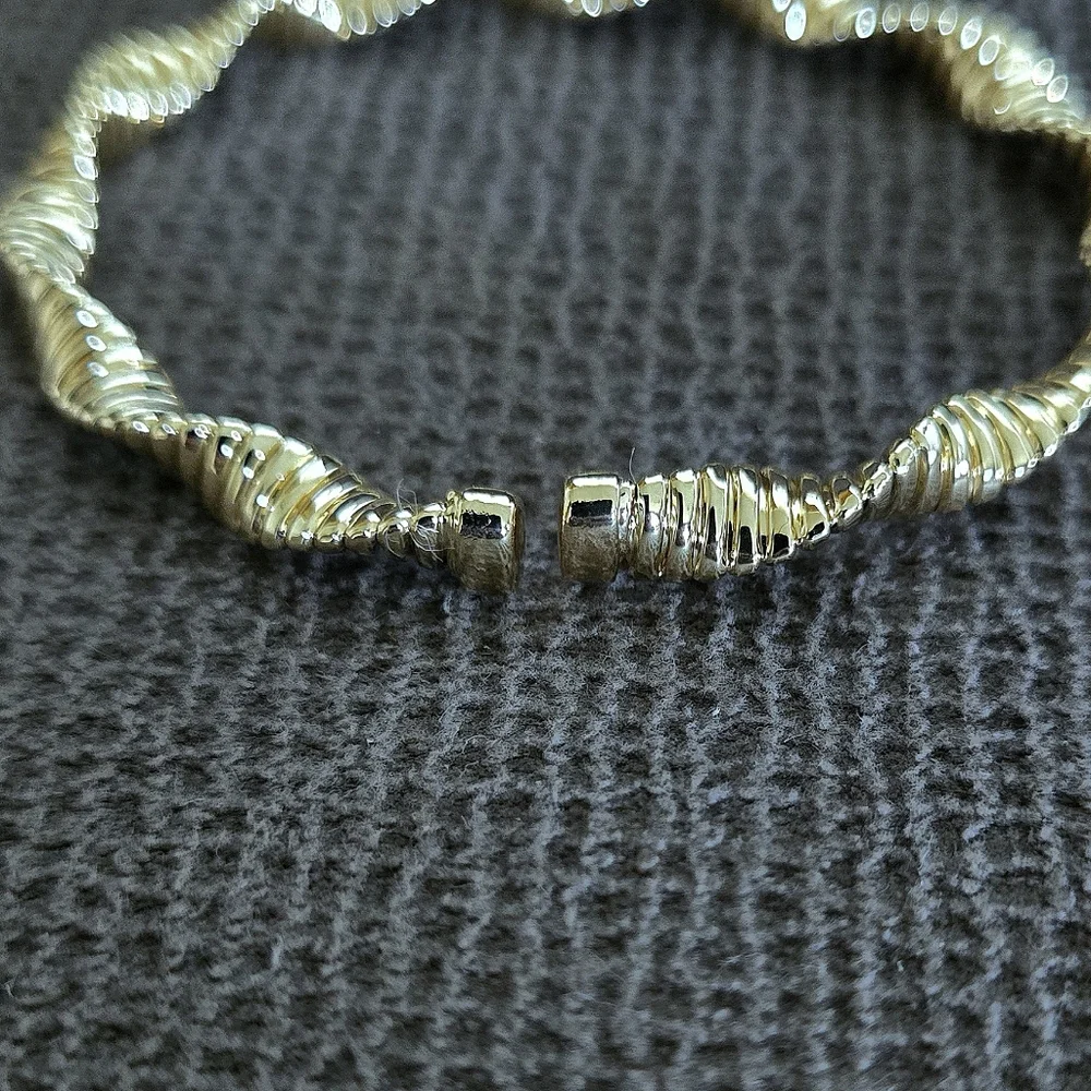 Caldelli Twisted🧬 Gold💛 Flexible Cuff Bracelet - NWT - Picture 11 of 16